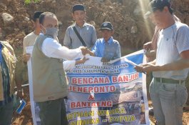 KKSS Mimika Papua Bagi-Bagi Uang Tunai Rp75 Juta kepada Korban Banjir Jeneponto-Bantaeng