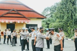 Kapolres Wajo Pimpin Upacara Kenaikan Pangkat, Diakhiri 'Salam Siku'