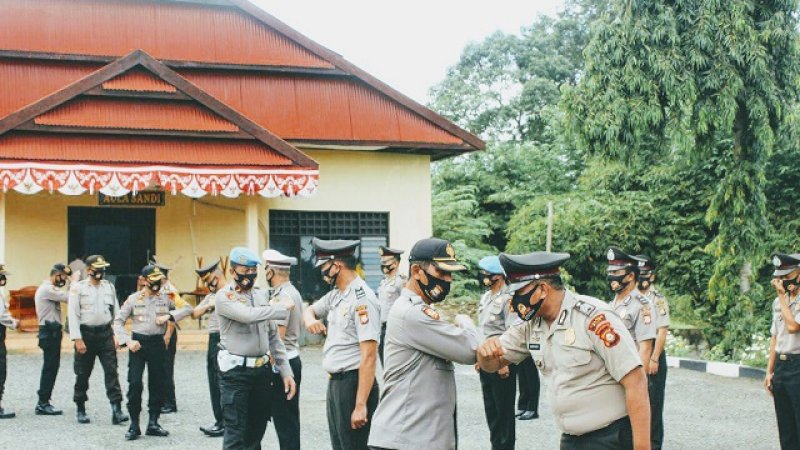 Kapolres Wajo Pimpin Upacara Kenaikan Pangkat, Diakhiri 'Salam Siku'