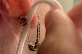 Tali Masker Ikut Nyangkut di Telinga saat Wanita Ini Ditindik Buat Pasang Anting