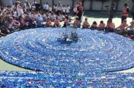 Sekolah di Arab Saudi Pecahkan Rekor Dunia Rantai 323.103 Tutup Botol Plastik