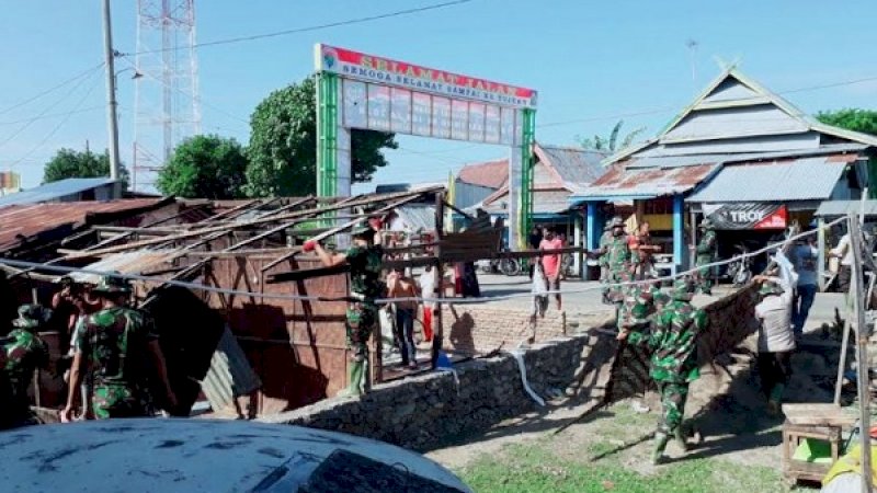 Satuan tugas (Satgas) TNI Manunggal Membangun Desa (TMMD) ke-108 Kodim 1425 Jeneponto membedah rumah milik salah satu warga di Desa Bontorappo, Kecamatan Tarowang, Kabupaten Jeneponto.