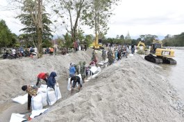Bupati Luwu Utara Bikin Tanggul Darurat di Bantaran Sungai Masamba