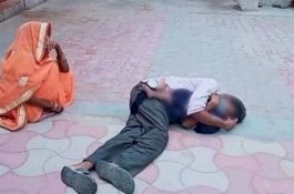 Foto Viral Bapak yang Terus Peluk Jasad Bayi di Lantai Rumah Sakit