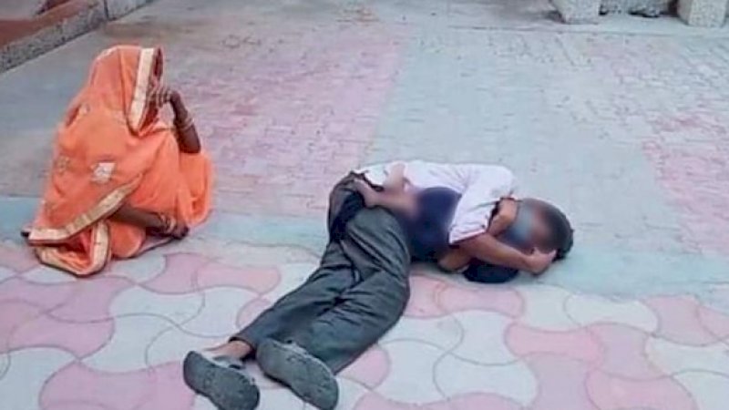 Sambil Menangis Di Atas Lantai Rumah Sakit, Premchand Mendekap Jasad Anaknya Yang Masih Berusia 1 Tahun. (Foto: Cuplikan Video Twitter)