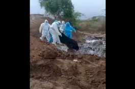 Video Viral, Mayat-Mayat Korban Korban Covid-19 Dibuang ke Dalam Lubang di India