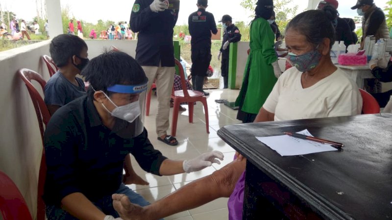 Korban banjir di Desa Limbong Wara Kecamatan Malangke Barat (Malbar) mendapat pelayanan kesehatan berupa pengobatan gratis, Kamis (2/7/2020).