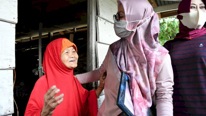 Bupati Luwu Utara, Indah Putri Indriani (IDP) mengunjungi rumah warga lansia di Kelurahan Marobo, Kecamatan Sabbang, untuk menyerahkan bantuan sosial bagi lansia prasejahtera, Jumat (03/07/2020).