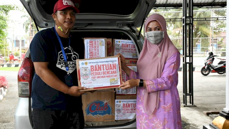 Fakultas Perguruan dan Ilmu Pendidikan Universitas Muhammadiyah (Unismuh) Makassar saat menyerahkan bantuan ke Bupati Luwu Utara Indah Putri Indriani  untuk disalurkan ke para korban banjir dan longsor di Luwu Utara, Sabtu (4/7/2020). 