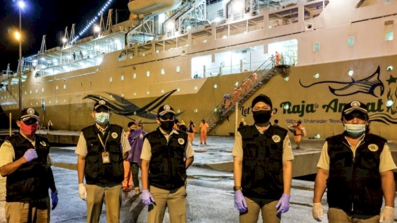 Bekerja sama dengan TNI Angkatan Laut, pejabat Karantina Pertanian Manado yang tergabung dalam Tim Pengawasan Domestik menggagalkan upaya penyelundupan unggas ke Provinsi Maluku dan Papua yang akan dilalulintaskan menggunakan KM Labobar.