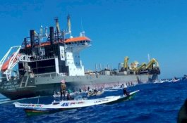 Aktivis dan Nelayan Sangkarrang Usir Kapal Penambang Pasir Asal Belanda