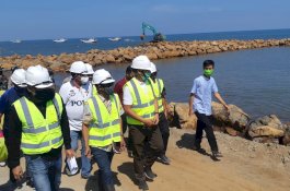 Tanggul Penahan Ombak Kini Dibangun di Sepanjang Pantai Galesong Takalar