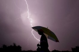 23 Orang Tewas Tersambar Petir di Lokasi Berbeda di India