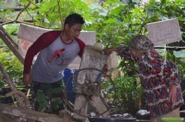 TMMD Ke-108 di Bantaeng, Anggota TNI Bantu Nenek Kupas Kopi dengan Penggilingan Tradisional