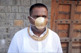 Pria Ini Kenakan Masker Emas Senilai Rp21,3 Juta, Warganet: Uang Tak Bisa Membeli Akal Sehat