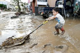 Warga Duduk di Atap Rumah Tunggu Dievakuasi, Ini Foto-Foto Banjir di Jepang