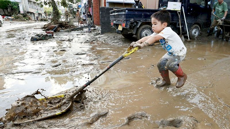 Warga Duduk di Atap Rumah Tunggu Dievakuasi, Ini Foto-Foto Banjir di Jepang