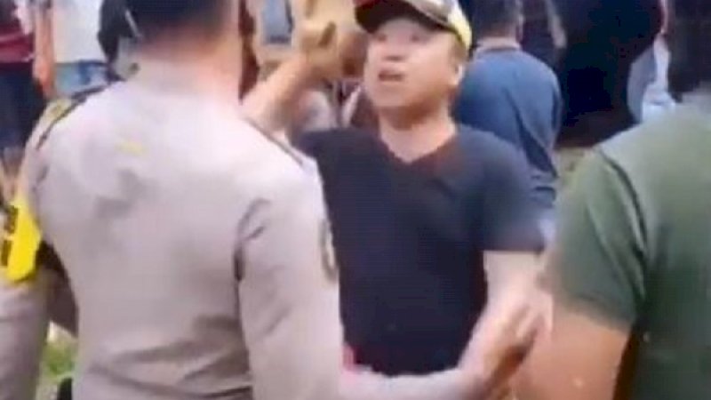 Potongan video merekam seorang pria yang diduga bandar judi mengamuk di arena sabung ayam.