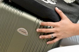 Suami Kerja Selalu Bawa Koper, Saat Dibuka, Istri Temukan Foto Wanita dan Bayi