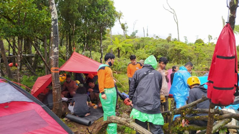 Pendaki Gunung Bawakaraeng, Kabupaten Gowa, Sulawesi Selatan, kembali dievakuasi. Tiga dari tujuh orang mendaki sementara dievakuasi, Senin (6/7/2020), oleh Tim SAR gabungan.