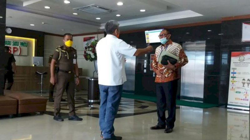 Kepala Kejati Sulsel, Firdaus Dewilmar berbincang dengan Wakil Bupati (Wabup) Tana Toraja, Victor Datuan Batara.
