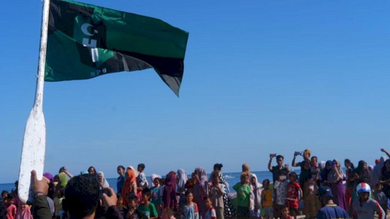 Ratusan warga nelayan Pulau Sangkarrang, Makassar, Sulawesi Selatan, bersama aktivis Himpunan Mahasiswa Islam (HMI MPO) dan Ikatan Mahasiswa Muhammadiyah melakukan aksi penolakan aktivitas pengerukan pasir oleh PT Boskalis, perusahaan dari Belanda, pada Sabtu (4/7/2020).
