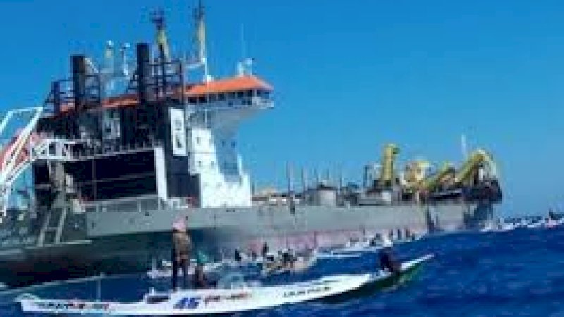 foto:Aktifis dan Nelayan usir kapal Penambang Pasir di pulau Sangkarrang.