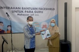 Bareng Bank Sulselbar Serahkan Bantuan Face Shield untuk Guru di Makassar, Rudianto Lallo Titip Ini