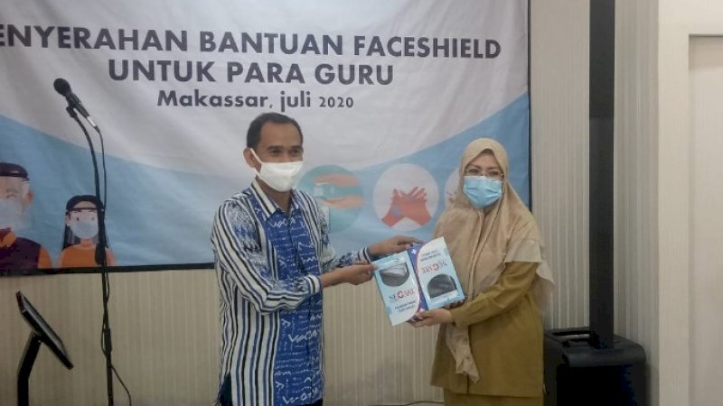 Dewan Pendidikan Kota Makassar bekerja sama dengan Bank Sulselbar Cabang Utama Makassar menyerahkan bantuan face shield untuk guru-guru di Makassar.&nbsp;