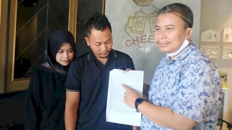 Noor Ikhsan Syuhada didampingi istri dan pengacaranya di Daun Coffee, Jalan Monginsidi Baru, Kota Makassar.
