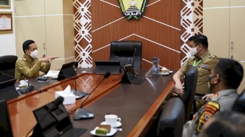Pj Wali Kota Makassar, Rudy Djamaluddin, berbincang dengan Bupati Gowa, Adnan Purichta Ichsan, di Kantor Bupati Gowa, Selasa (7/7/2020).