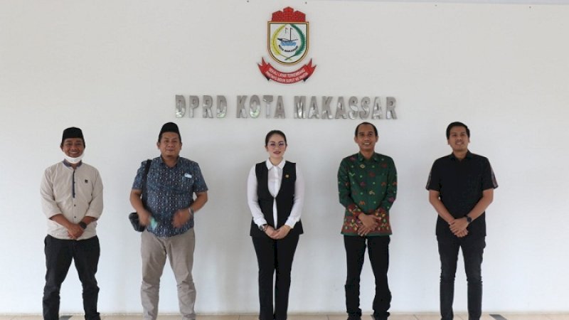 Anggota DPRD Sulsel, Andi Debbie Purnama Rusdin berkunjung ke kantor DPRD Makassar, Jumat (5/6/2020). Dia datang sendirian.