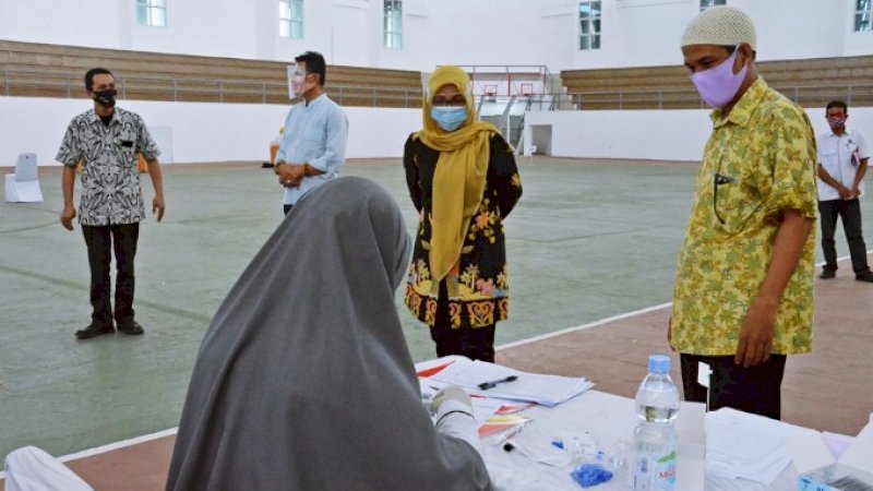 Rektor Unhas, Prof Dr Dwia Aries Tina Pulubuhu MA memantau rapit test massal bagi dosen di GOR Unhas, Kampus Tamalanrea, Makassar, Rabu (8/7/2020).