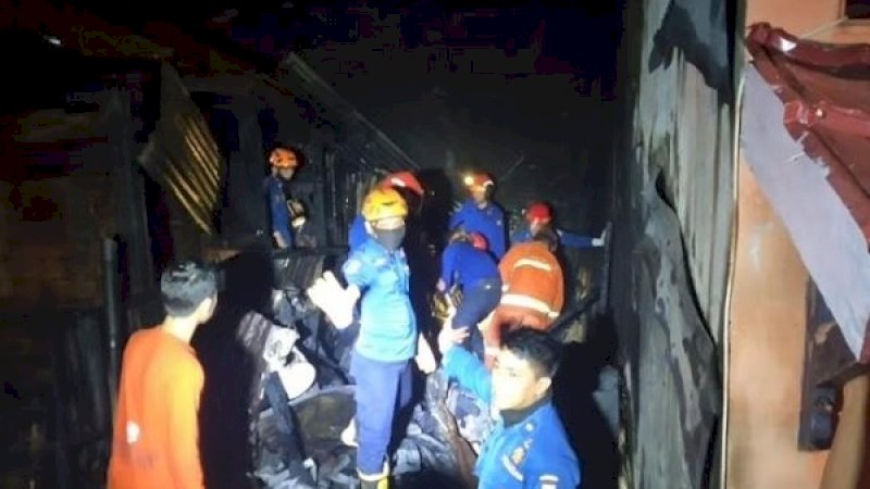 Kebakaran melahap rumah semipermanen di permukiman padat penduduk, Jalan Beringin, Kecamatan Rappocini, Kota Makassar. 
