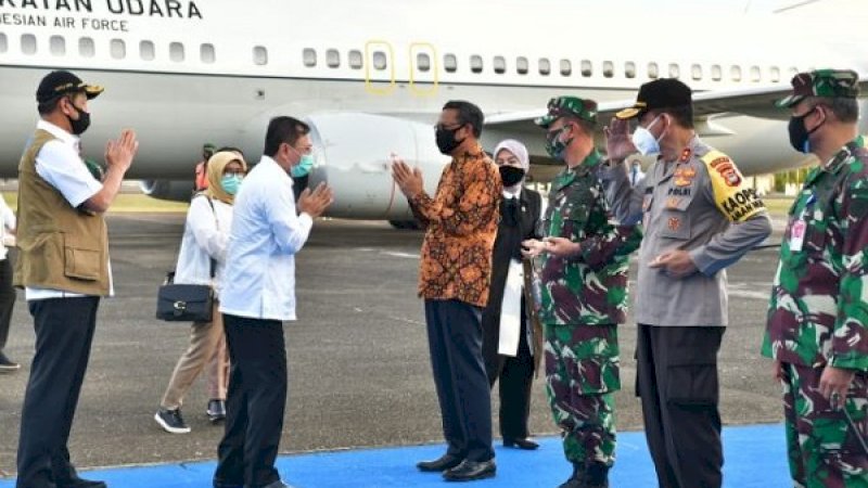  Gubernur Sulawesi Selatan, Nurdin Abdullah, menyambut sejumlah menteri yang transit di Bandara Lanud Sultan Hasanuddin Makassar, Kabupaten Maros, Rabu (8/7/2020).