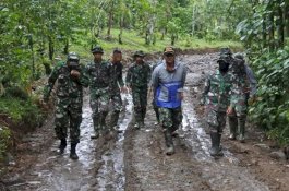 Susuri Jalan Berlumpur Cek TMMD, Dandim Bantaeng: Meski Hujan Satgas dan Masyarakat Semangat