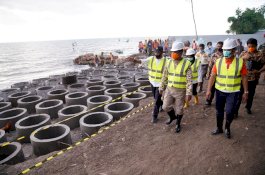 Safety First, Wagub Sulsel Tinjau Pembangunan Pengaman Abrasi Pantai di Takalar