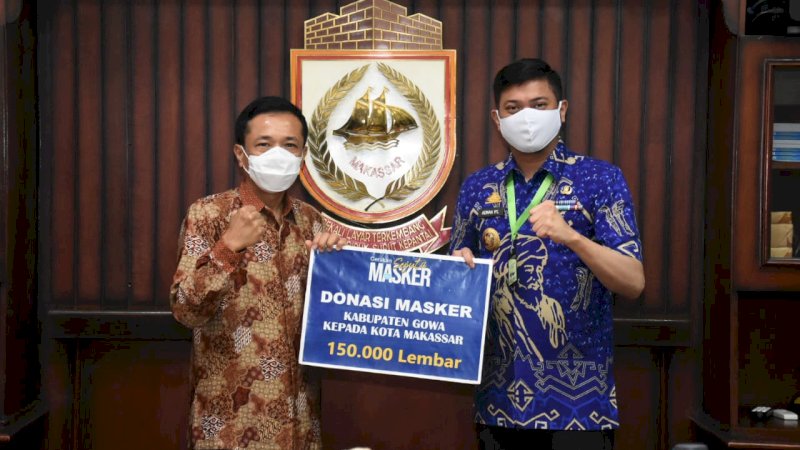 Bupati Gowa Adnan Purichta Ichsan (kanan) saat menyerahkan bantuan masker ke Penjabat Wali Kota Makassar Rudy Djamaluddin.