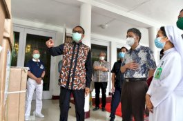 Nurdin Abdullah Salurkan Bantuan Lima Ventilator ke Rumah Sakit Swasta dan Pemerintah