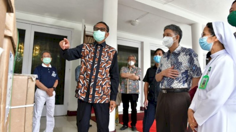 Gubernur Sulsel, Prof HM Nurdin Abdullah menyerahkan bantuan lima ventilator kepada rumah sakit swasta dan rumah sakit pemerintah.