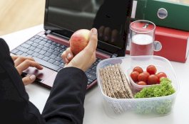 Mengapa Kita Dilarang Makan di Meja Kerja