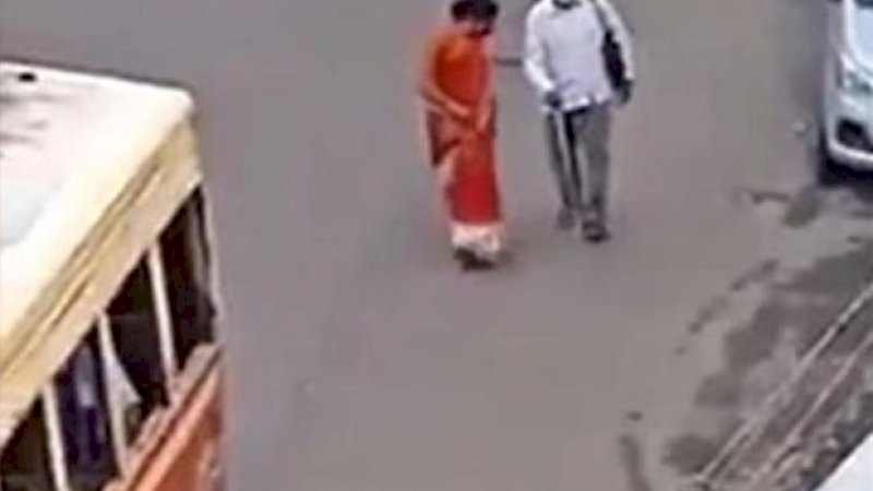 Cuplikan video wanita yang menolong pria tunanetra naik bus.
