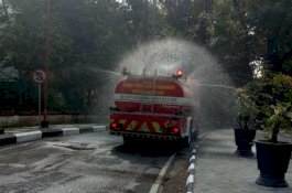 Ketua Gugus Tugas Positif Corona dan 19 Dosen Reaktif, Lingkungan Unhas Disemprot Cairan Disinfektan
