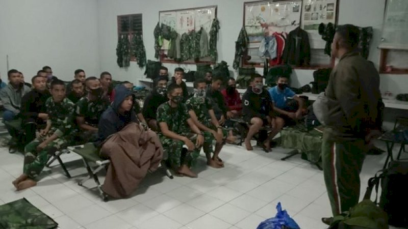 Letda Inf Hasaruddin selaku Danton-1 Satgas TMMD memberikan arahan terhadap anggotanya.