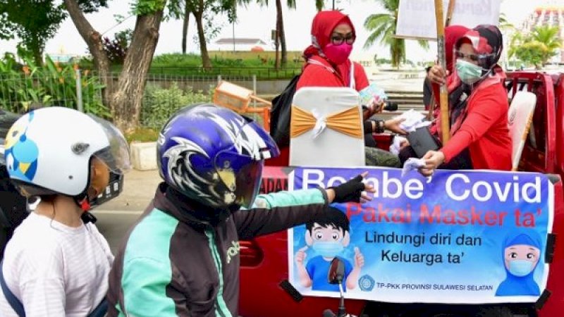 Bersama tim dari PKK Sulsel dan Perseroda, Liestiaty F Nurdin menyusuri jalanan di Kota Makassar sambil membagikan masker kepada masyarakat. 