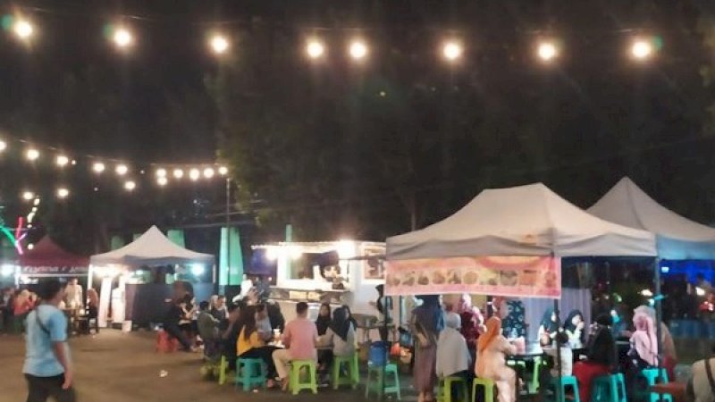 Pantau Rakyatku.com, Sabtu malam (11/7/2020), alun-alun dijadikan warga sebagai tempat menongkrong bersama teman-teman ataupun keluarga.