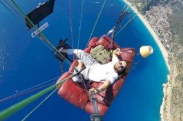 Gokil ... Orang Ini Terbang dengan Sofa Sambil Menonton Kartun Tom and Jerry