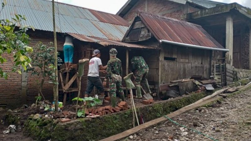 Pembuatan mandi, cuci, kakus (MCK) menjadi salah satu sasaran fisik dalam TNI Manunggal Membangun Desa (TMMD) ke-108 tahun 2020 di Desa Labbo, Kecamatan Tompobulu, Kabupaten Bantaeng.