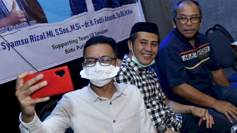Pemuda milenial, Andi Muhammad Bakri selfi bareng Deng Ical dan Ilham Arief Sirajuddin di Tamalate, Minggu malam 12 Juli 2020.  