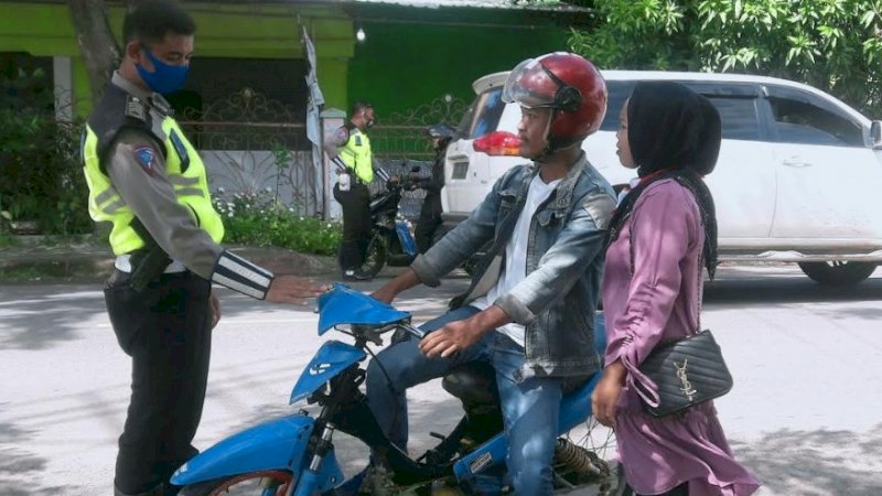 Anggota Satuan lantas Polres Jeneponto menilang puluhan sepeda motor yang melintas di Jalan Pahlawan, Kecamatan Binamu, Kabupaten Jeneponto, Sulawesi Selatan.